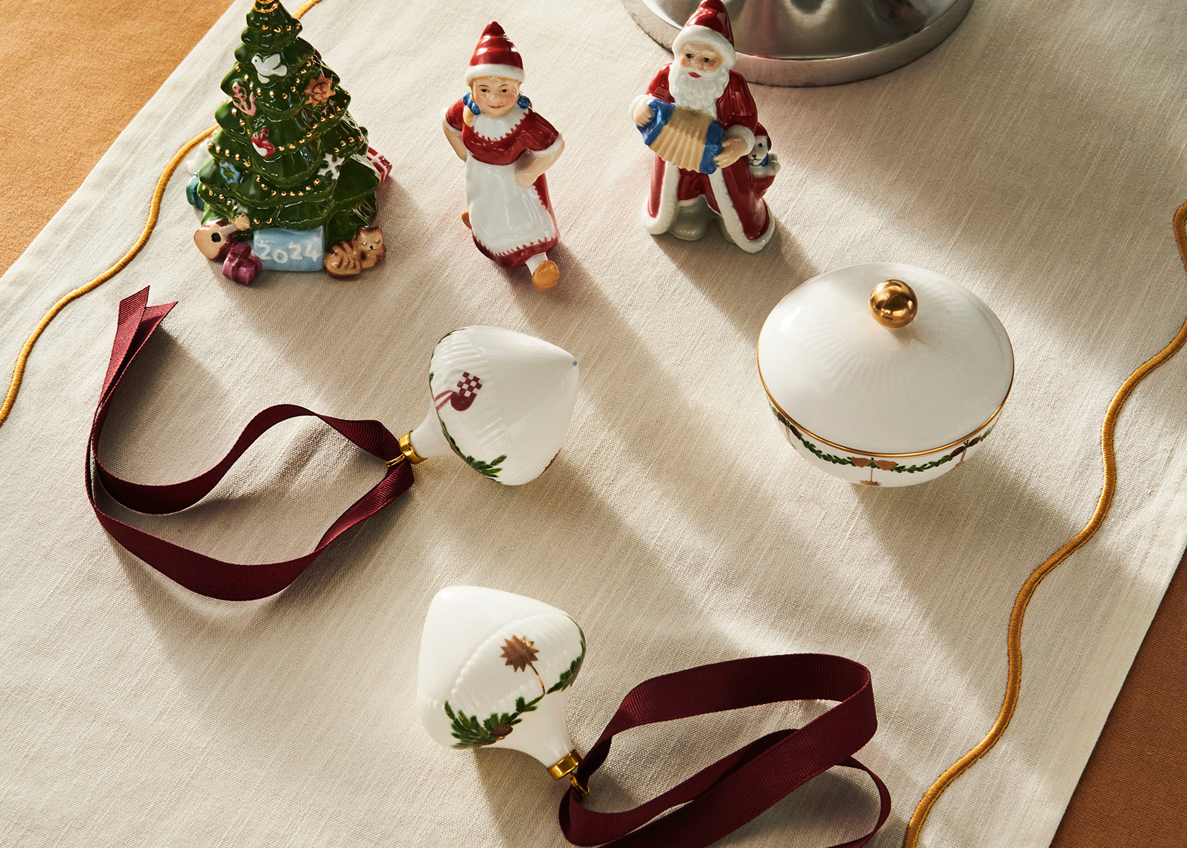 Royal Copenhagen julemand og julekone på smukt dekoreret julebord